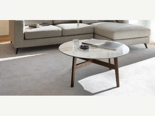 Tavolino rotondo in ceramica effetto Marmo Bianco con gambe in legno massello Abrey di Calligaris