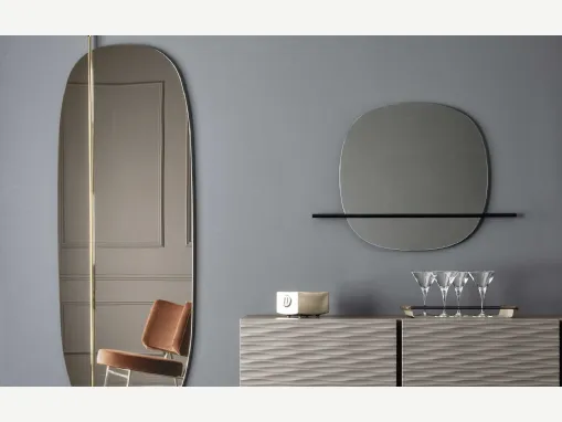 Specchio realizzato con elemento decorativo in metallo Vanity di Calligaris