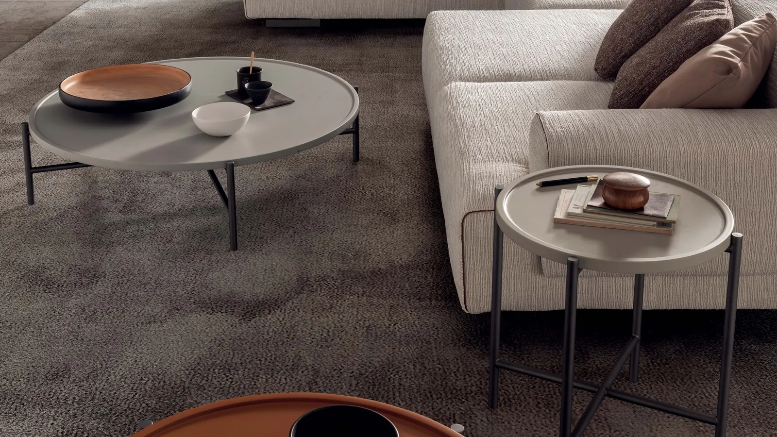 Tavolino rotondo Dolly con top laccato opaco e base in metallo di Presotto