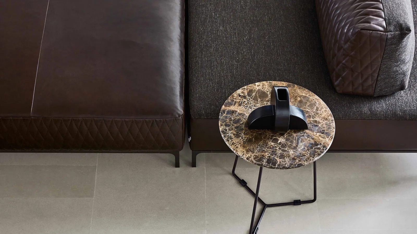 Tavolino rotondo Kevin con top in marmo di Ditre Italia