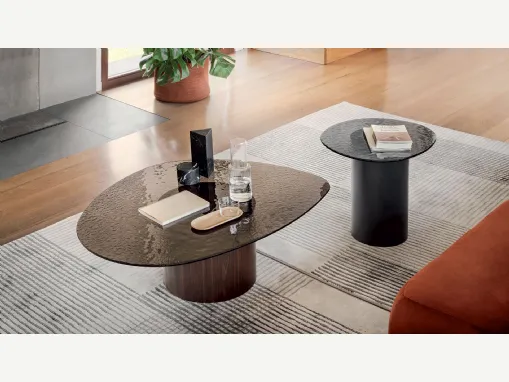 Tavolino con top in vetro temprato e basamento cilindrico in legno Mushroom di Calligaris