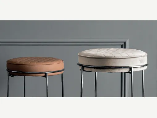 Pouf Atollo in velluto imbottito e trapuntato con base in metallo di Calligaris