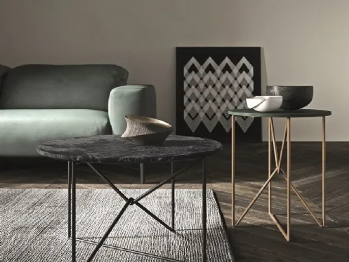 Tavolino rotondo MW con base in metallo e top effetto marmo o laccato opaco di Presotto