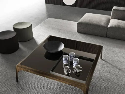 Tavolino quadrato Relevè con top in vetro lucido con vassoio in metallo incorporato e base in legno di Presotto
