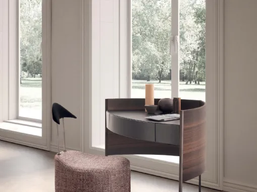 Scrittoio Bloom con struttura in metallo avvolta da fianchi curvi in Eucalipto Dark e piano rivestito in cuoio di Presotto