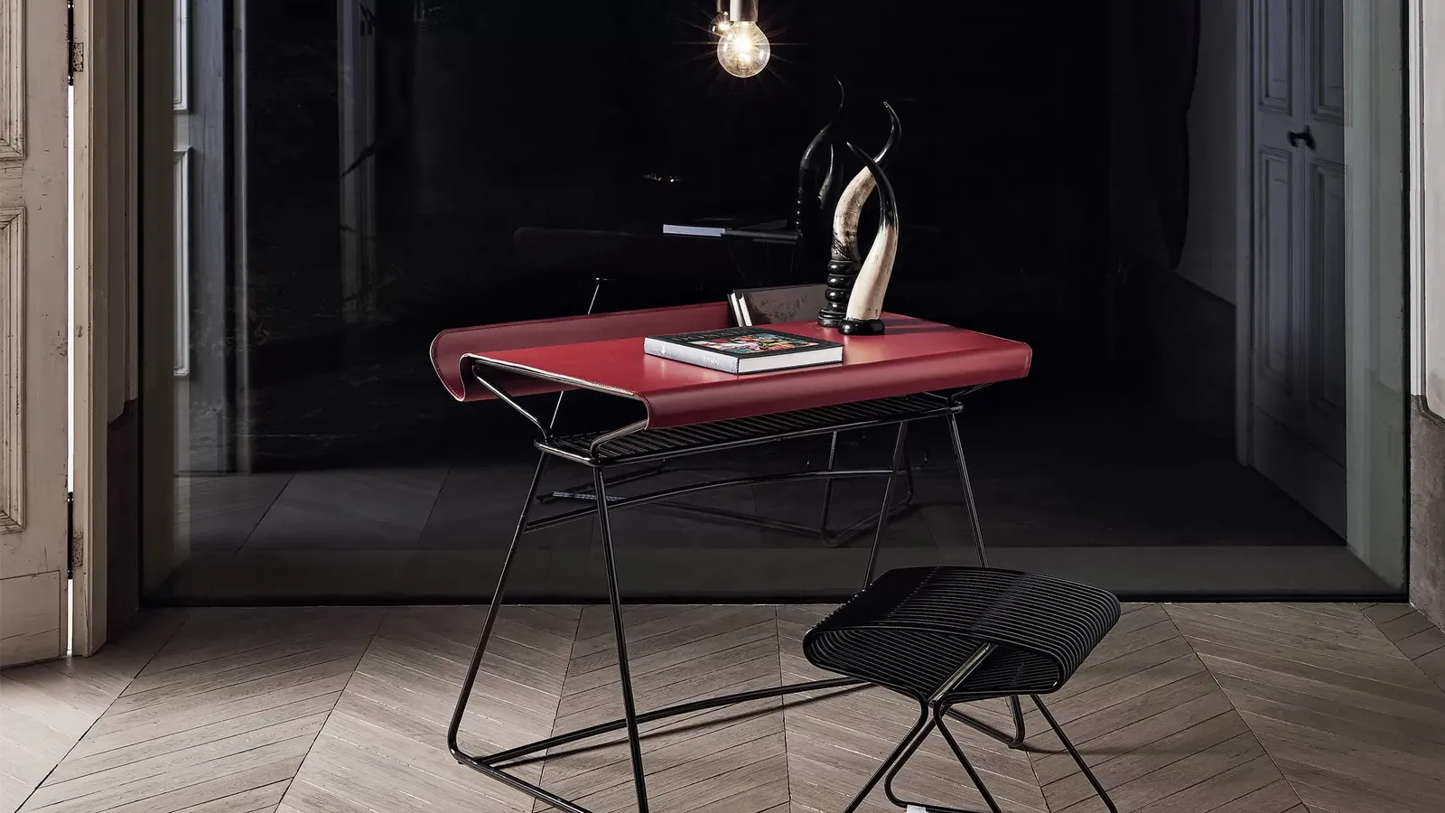 Scrittoio Taylor con piano rivestito in cuoio e struttura in acciaio laccato di Bontempi