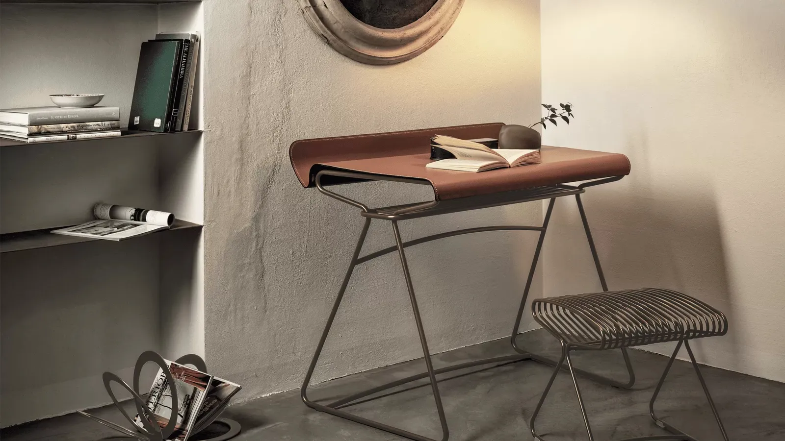 Scrittoio Taylor con piano rivestito in cuoio e struttura in acciaio laccato di Bontempi