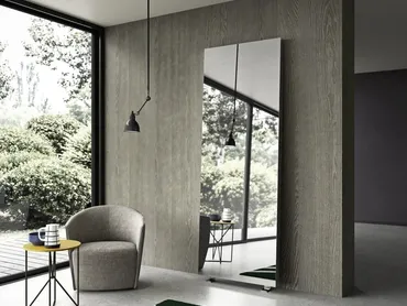 Specchiera Tuttospecchio appoggiata a parete e a terra con piedini in metallo di Presotto