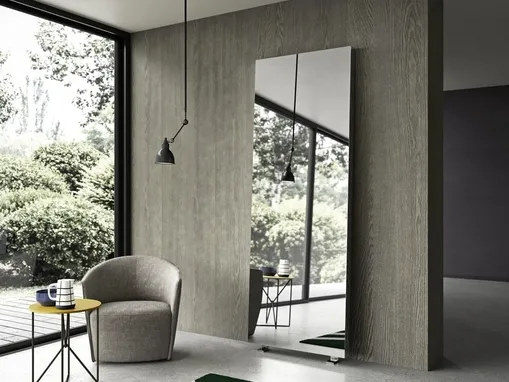 Specchiera Tuttospecchio appoggiata a parete e a terra con piedini in metallo di Presotto