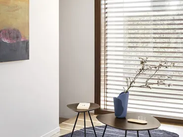 Tavolino sagomato con top in legno e base in metallo Tweet di Calligaris