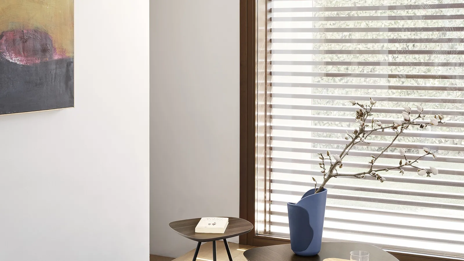 Tavolino sagomato con top in legno e base in metallo Tweet di Calligaris