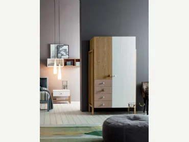 Armadio con ante battenti e cassettiera in legno massello con tre finiture diverse Argon di Callesella