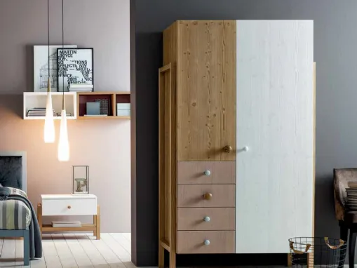 Armadio con ante battenti e cassettiera in legno massello con tre finiture diverse Argon di Callesella