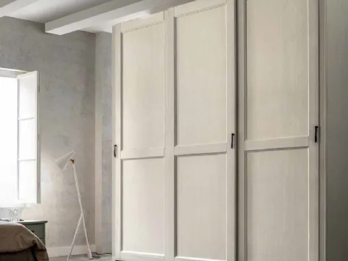 Armadio con tre ante scorrevoli in legno massello Brio di Callesella