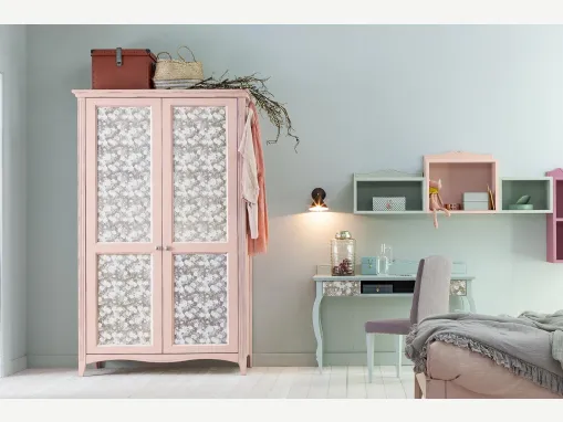 Armadio con ante battenti in legno massello laccato rosa con stampa floreale Butterfly 02 di Callesella