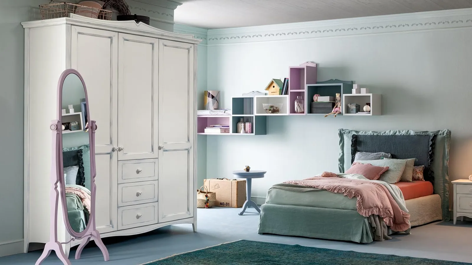 Armadio con ante battenti finitura shabby in laccato bianco Butterfly 03 di Callesella