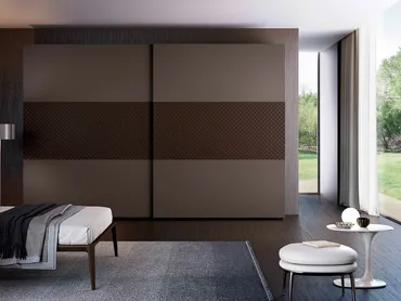 Armadio con ante scorrevoli Diamante finitura laccato e legno di Olivieri