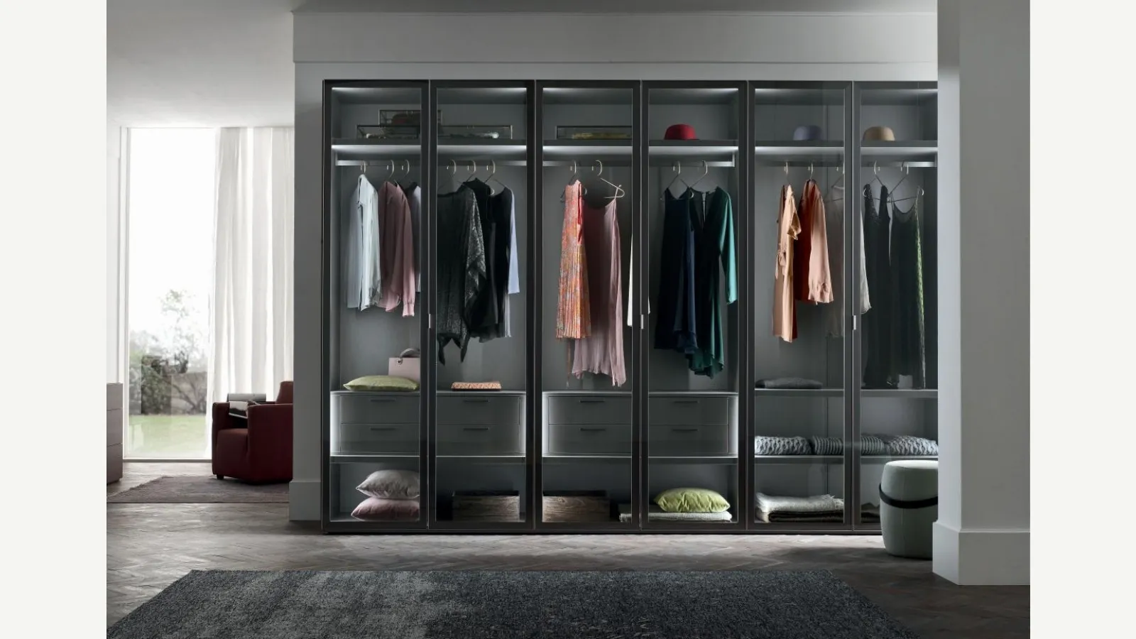 Armadio Glax struttura in Rovere Thea con telaio anta Champagne spazzolato e vetro fumè di Maronese Acf