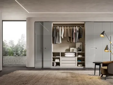 Armadio con ante a pacchetto Sincro in laccato lucido Cenere di Veneran