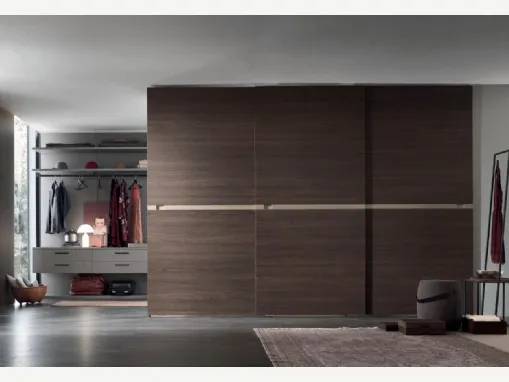 Armadio Tag in Rovere Thea con inserto in laccato nichel opaco di Maronese Acf