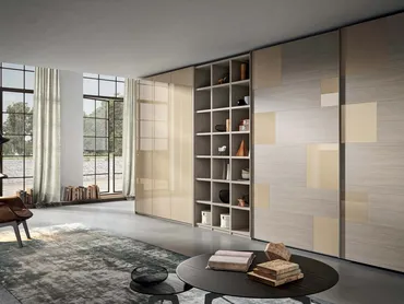 Armadio con ante scorrevoli Strip in Rovere cenere, vetro lucido nocciola e laccato lucido nocciola di Veneran