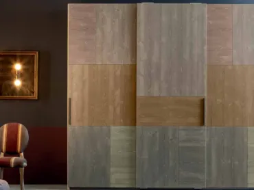 Armadio moderno in legno massello con finitura a quattro colori differenti con ante scorrevoli Tetris di Callesella