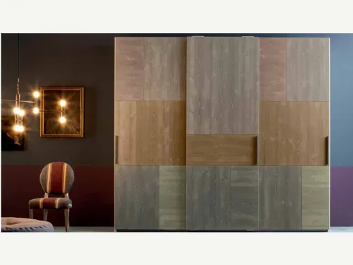 Armadio moderno in legno massello con finitura a quattro colori differenti con ante scorrevoli Tetris di Callesella