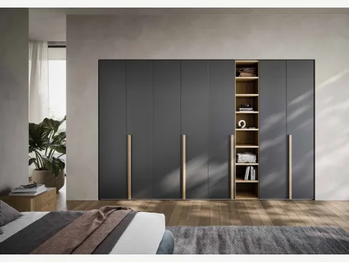 Armadio a incasso con ante battenti Thick in laccato con maniglie in legno di Novamobili