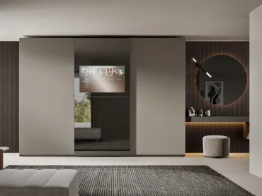 Armadio con ante scorrevoli in laccato opaco e a specchio con TV Visual di Veneran