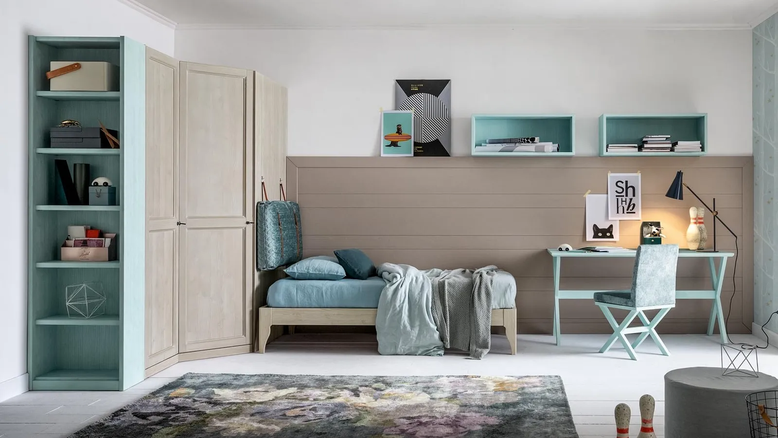 Cameretta in legno con scrivania e letto con testiera a cuscino con cinghie in cuoio e tessuto trapuntato Everyday Slim di Callesella