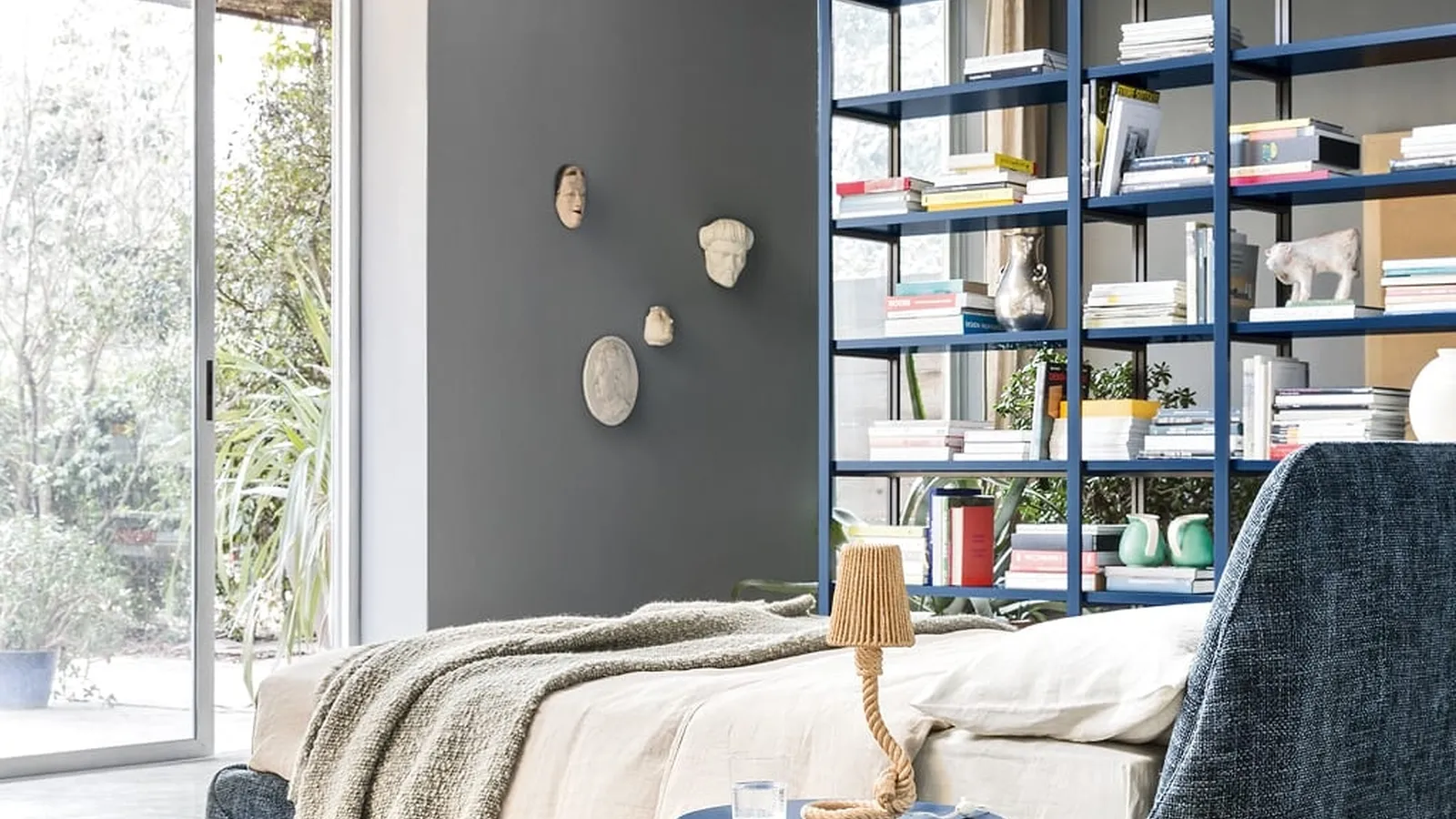 Comodino Circle in metallo laccato opaco di Novamobili