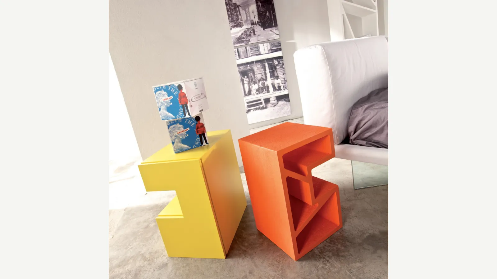 Comodino di design Space in laccato giallo o cemento laccato arancione di Voltan