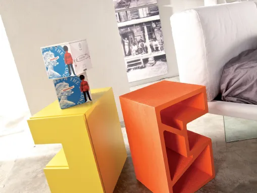 Comodino di design Space in laccato giallo o cemento laccato arancione di Voltan