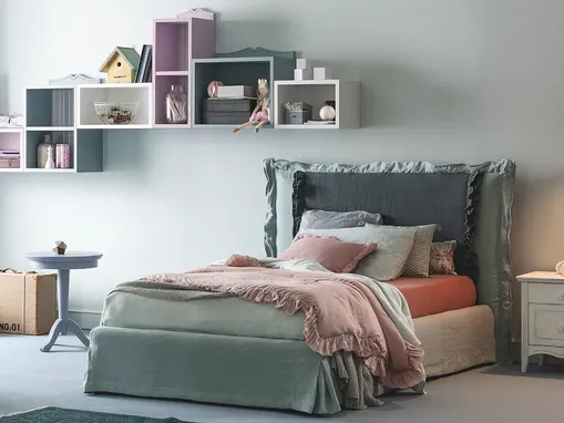 Letto in tessuto a una piazza e mezza con testiera Calipso di Callesella