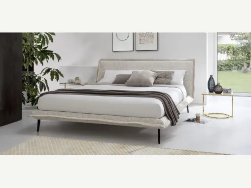 Letto in tessuto imbottito con piedini in metallo Fluff di Calligaris