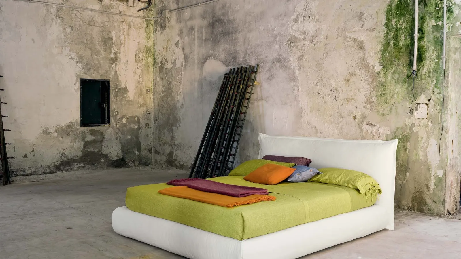 Letto in tessuto imbottito con testiera Fly di Veneran