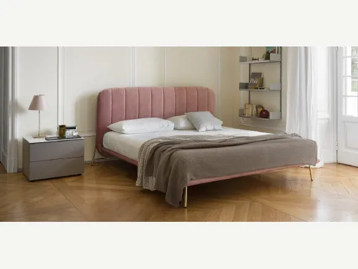 Letto in tessuto imbottito con testiera dalle cuciture verticali Le Marais di Calligaris