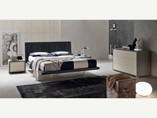 Letto in tessuto con lavorazione che traccia degli incavi lineari che decorano la testiera Sofia di Maronese Acf