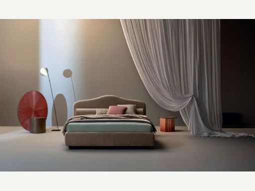 Letto in tessuto con testiera sagomata Medea di Twils