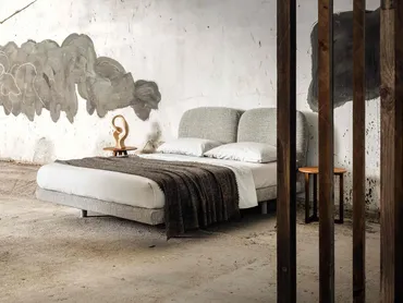 Letto matrimoniale completamente rivestito in tessuto Robin di Veneran