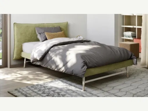 Letto singolo Pillow in tessuto con grande testiera imbottita di Nidi