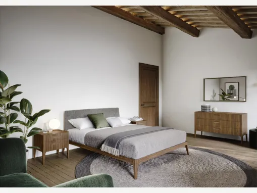 Letto in legno impiallacciato con testiera rivestita in tessuto Siri di Novamobili