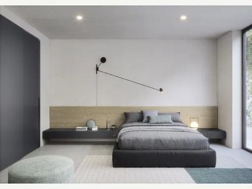 Letto Testiera Space in legno di Rovere chiaro impiallacciato e giroletto in tessuto di Novamobili