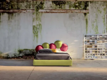 Letto in tessuto con testiera creativa che ricorda le bolle di sapone Buble di Veneran