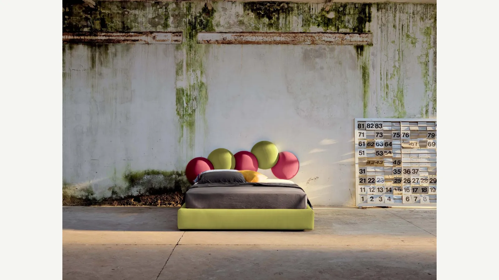 Letto in tessuto con testiera creativa che ricorda le bolle di sapone Buble di Veneran