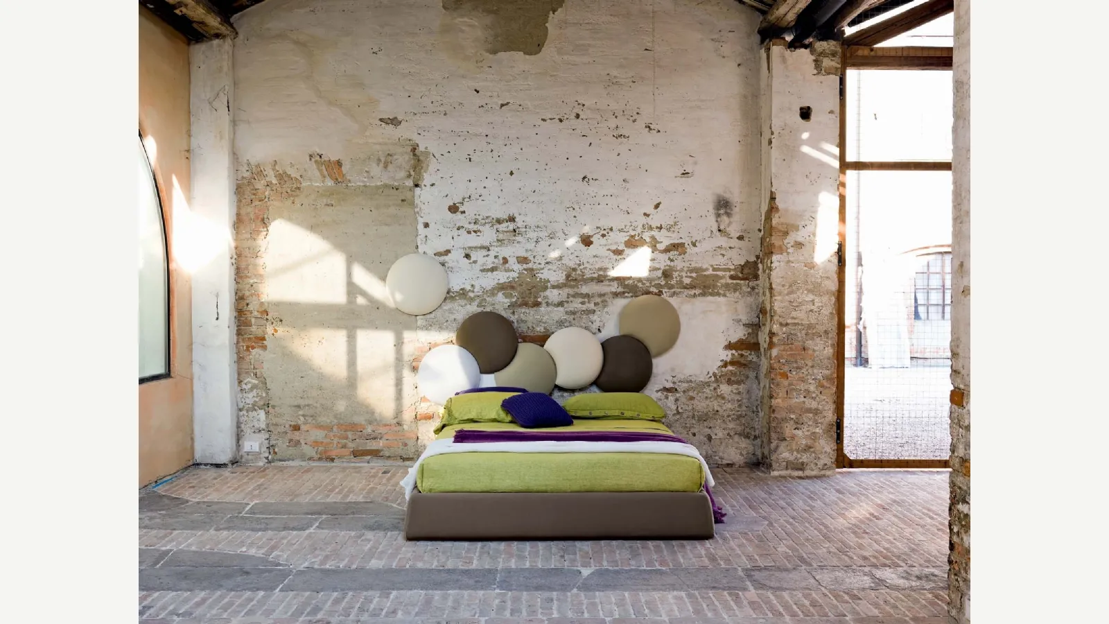 Letto in tessuto con testiera creativa che si compone a piacere Buble di Veneran