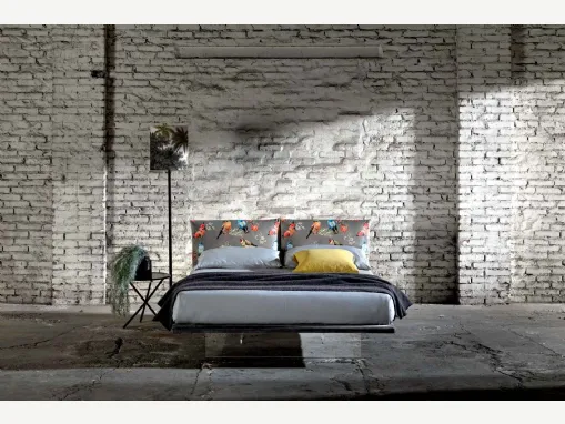 Letto matrimoniale in tessuto con base in plexiglas che lo fa sembrare sospeso Filo di Veneran