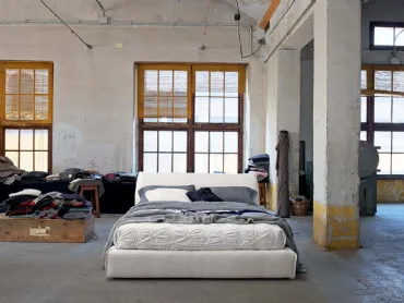 Letto con testiera rivestito in tessuto bianco imbottito Lux di Veneran