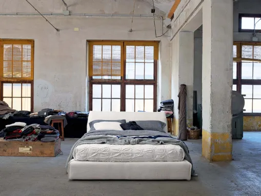 Letto con testiera rivestito in tessuto bianco imbottito Lux di Veneran