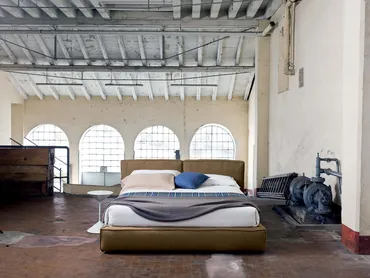 Letto in tessuto imbottito con testiera Piuma di Veneran